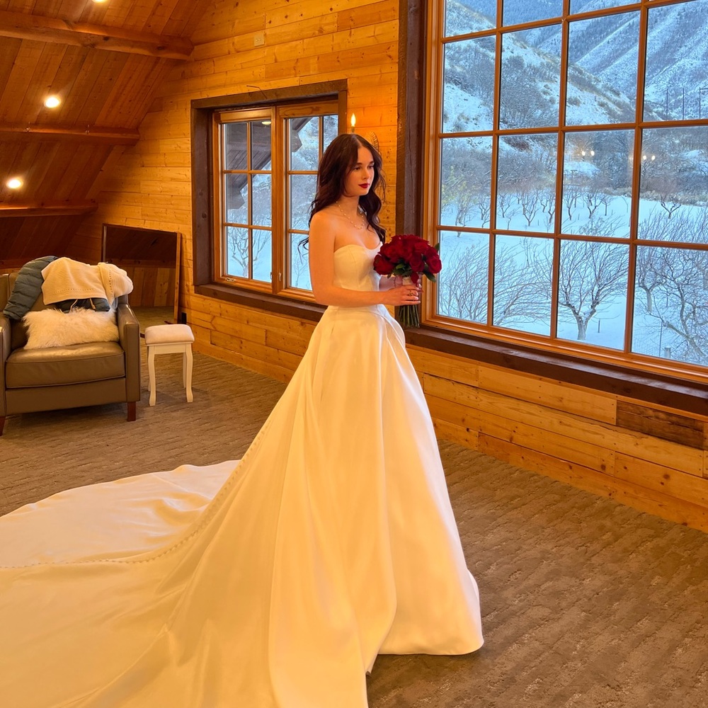 Elegant White Strapless Wedding Gown